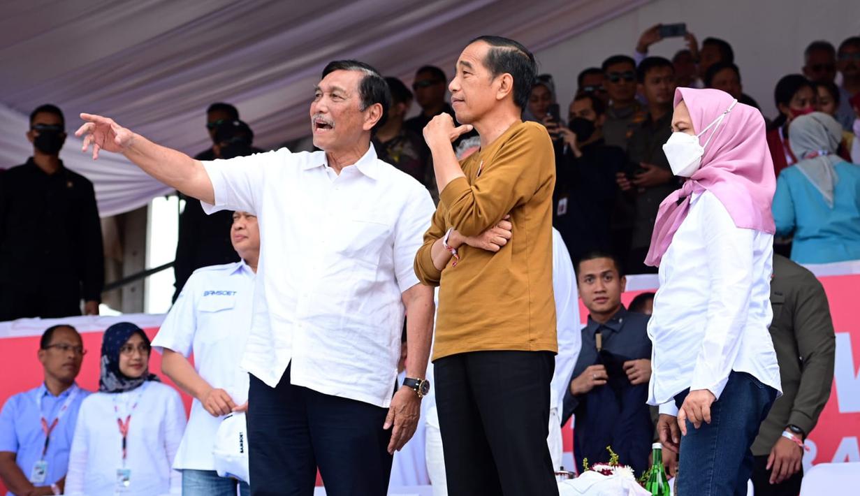 Presiden Joko Widodo atau Jokowi (tengah) bersama Ibu Negara Iriana (kanan) dan Menteri Koordinator Bidang Kemaritiman dan Investasi Luhut Binsar Pandjaitan (kiri) saat menyaksikan ajang balap perahu F1H2O/Powerboat di Pelabuhan Muliaraja Napitupulu Balige, Kabupaten Toba, Provinsi Sumatra Utara, Minggu (26/2/2023). Jokowi yang untuk pertama kalinya menyaksikan balapan F1H2O menilai gelaran ini merupakan sebuah ajang internasional yang sangat menarik untuk disaksikan. (Foto: Muchlis Jr - Biro Pers Sekretariat Presiden)