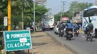 Rambu petunjuk jalur alternatif Jalan Lintas Selatan Cilacap menuju Yogyakarta. (Liputan6.com/Muhamad Ridlo)