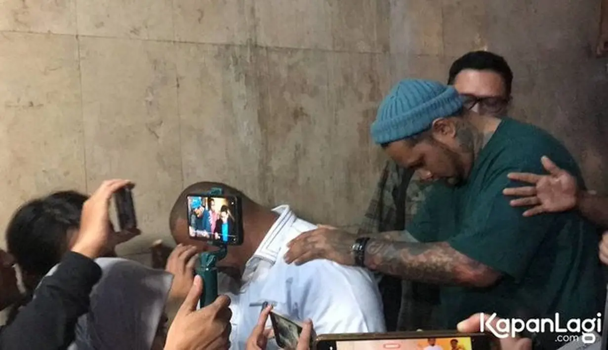 Keesokan harinya, Sabtu 6 Mei 2023, Inara Rusli melaporkan Tenri dan Virgoun atas dugaan tindak pidana perzinaan. [Foto: KapanLagi.com/Dadan Eka Permana]