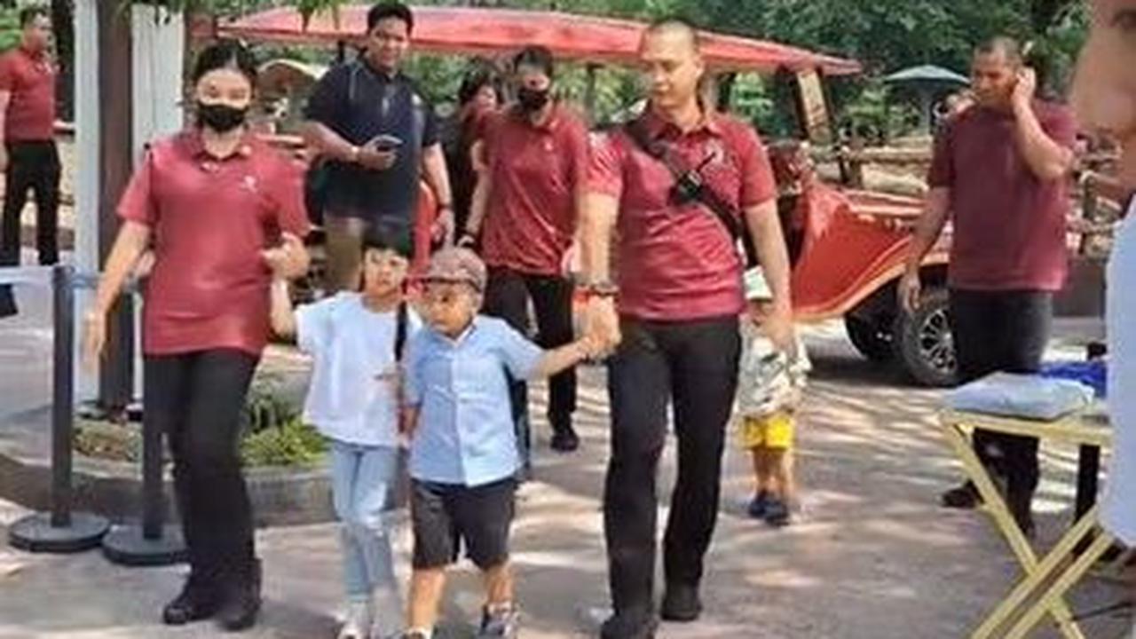 Di tengah terik matahari, Iriana tetap enjoy mengasuh cucu-cucunya di liburan di kebun binatang.<br>