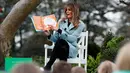 Istri Presiden AS Melania Trump menunjukkan tulisan yang ada di buku berjudul "You!" saat perayaan Easter Egg Roll di Gedung Putih, Washington (4/2). (AP Photo / Carolyn Kaster)