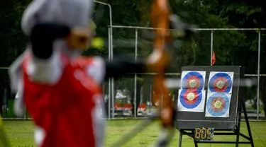 Pemanah dari tim provinsi Aceh menghadiri sesi latihan di sebuah stadion di Banda Aceh (2/9/2020). (AFP Photo/Chaideer Mahyuddin)