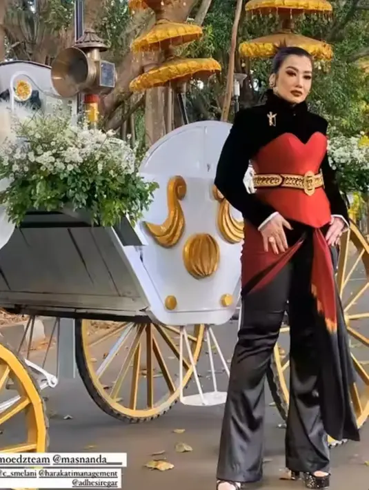 Reza Artamevia juga nggak kalah memukau memadukan kebaya janggan warna hitam yang dipadukan bustier warna merah. [@rezaartameviaofficial]