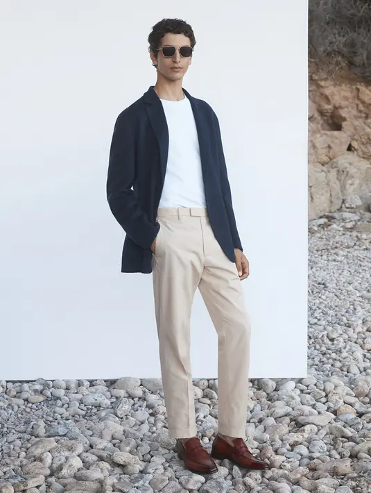 Setelan linen monokrom, cetakan bunga, dan sandal kulit bertali rumit hanyalah sebagian dari koleksi yang menonjol.