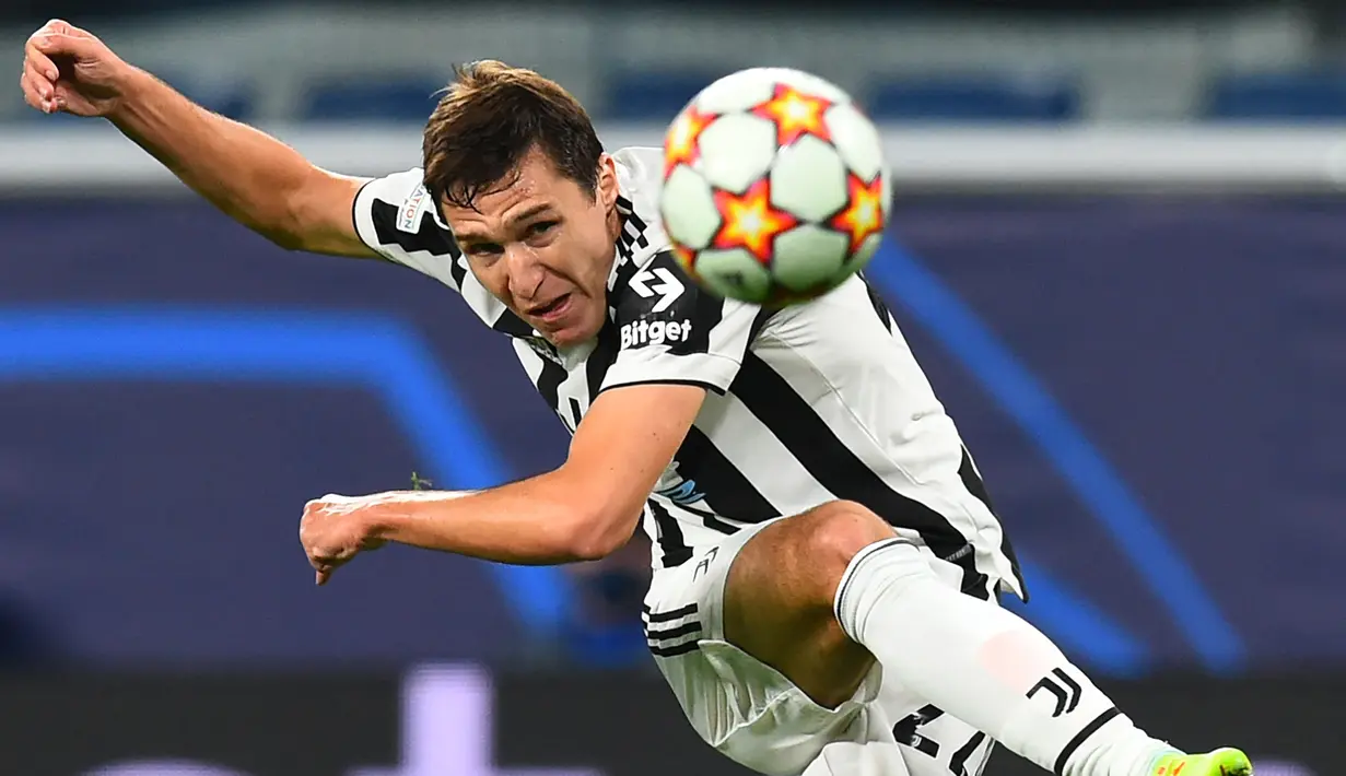 Federico Chiesa kembali mendapat peluang pada menit ke-40. Sepakan yang diarahkan ke tiang jauh masih belum tepat sasaran. (AFP/Olga Maltseva)