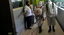 Petugas Palang Merah Indonesia (PMI) melakukan penyemprotan disinfektan di SMPN 216 Jakarta, Senin (16/3/2020). Mulai hari ini, aktivitas sekolah di sejumlah wilayah Indonesia diliburkan untuk mengantisipasi penyebaran virus corona COVID-19. (merdeka.com/Arie Basuki)