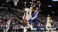Ben Simmons melakukan lay-up saat Sixers kalahkan Heat di gim keempat play-off NBA (AP)
