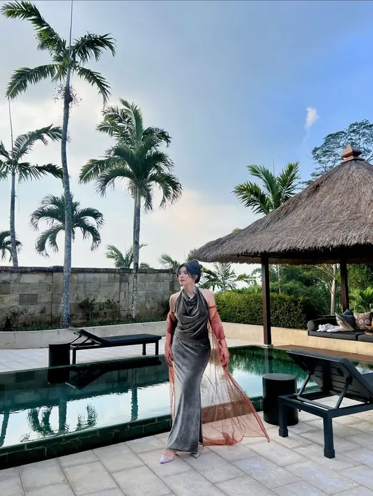 Di momen itu, putri Wulan Guritno ini tampil elegan dalam balutan gaun halter dengan detail backless yang mengekspos punggung. [@sharazaaa]