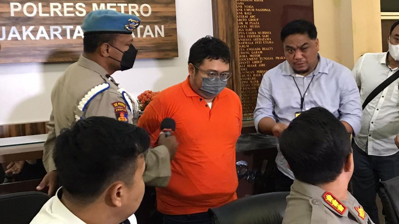 Polisi menetapkan Giorgio Ramadhan alias GR (24) sebagai tersangka dan menahan yang bersangkutan. GR merupakan pengemudi Toyota Fortuner yang menabrak mobil Brio di bilangan Jakarta Selatan.