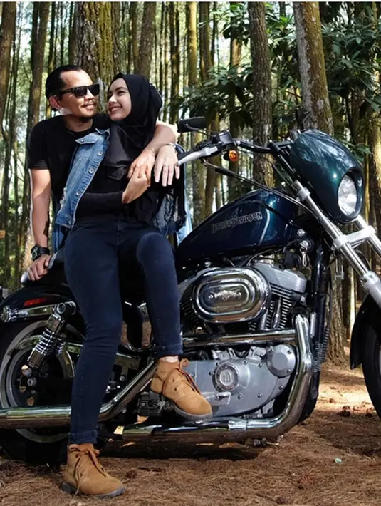 "Selamat mang atas kelahiran anak lelaki nya, the next rockstars semoga sehat selalu," tulis ariesardianto. "Calon rocker masa depan," galihanggara7. "Slmat ...penerus gitaris baru lagi baby rock and roll," tulis rino_krisnawhant. (Instagram/cellanadalam)