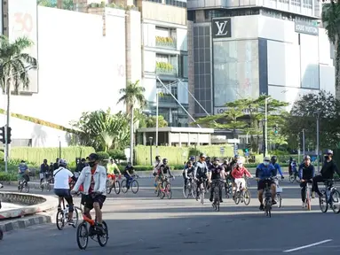 Sejumlah pesepeda melintas di kawasan Bundaran HI, Jakarta, Minggu (24/5/2020). Adanya PSBB serta Hari Raya Idul Fitri 1441 H dimanfaatkan sebagian warga untuk bersepeda di jalan protokol yang sepi dibanding hari biasa. (Liputan6.com/Immanuel Antonius)