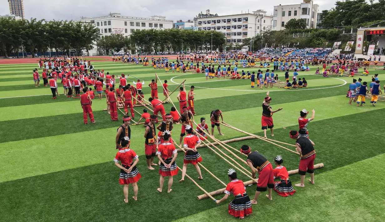 Para pelajar mengikuti kompetisi tari bambu di Sekolah Menengah Baoting di Wilayah Otonom Etnis Li dan Miao Baoting, Provinsi Hainan, China pada 18 November 2020. Sebagai bagian dari festival seni Sekolah Menengah Baoting, sebuah kompetisi tari bambu digelar pada Rabu (18/11). (Xinhua/Zhang Liyun)