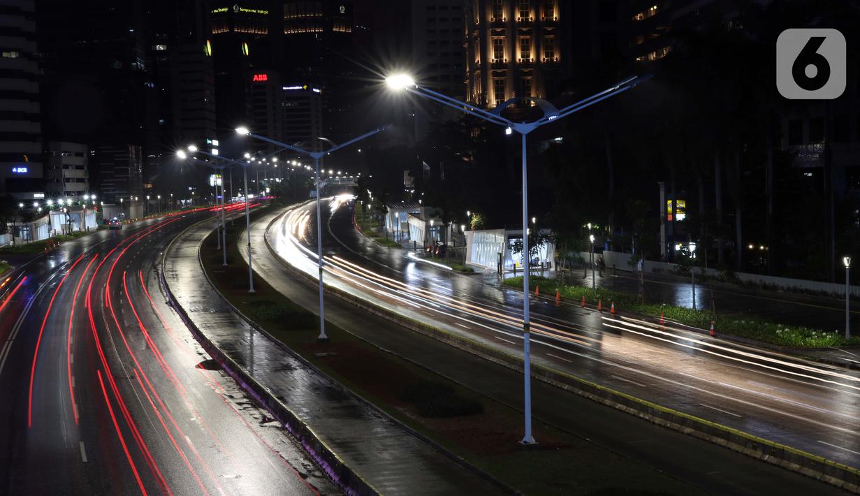Suasana jalan Jenderal Sudirman pada malam hari, Jakarta, Selasa (15/9/2020). Guna mengurangi pola penyebaran COVID-19, Pemda DKI Jakarta kembali menerapkan PSBB dengan membatasi aktivitas warga, perdagangan maupun perkantoran. (Liputan6.com/Helmi Fithriansyah)