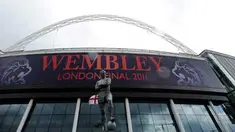 Patung legenda Inggris Bobby Moore di depan Wembley Stadium, venue yang akan menggelar laga final Liga Champions antara Manchester United dan Barcelona, 28 Mei 2011. AFP PHOTO / FRANCK FIFE