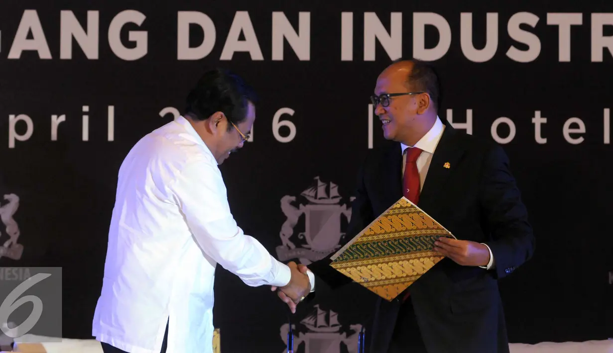 Ketua Umum KADIN Rosan Perkasa Roeslani berjabat tangan dengan Jaksa Agung HM Prasetyo usai MoU pada pengukuhan dewan pengurus KADIN 2015-2020 di Jakarta, Selasa (5/4). (Liputan6.com/Helmi Afandi)