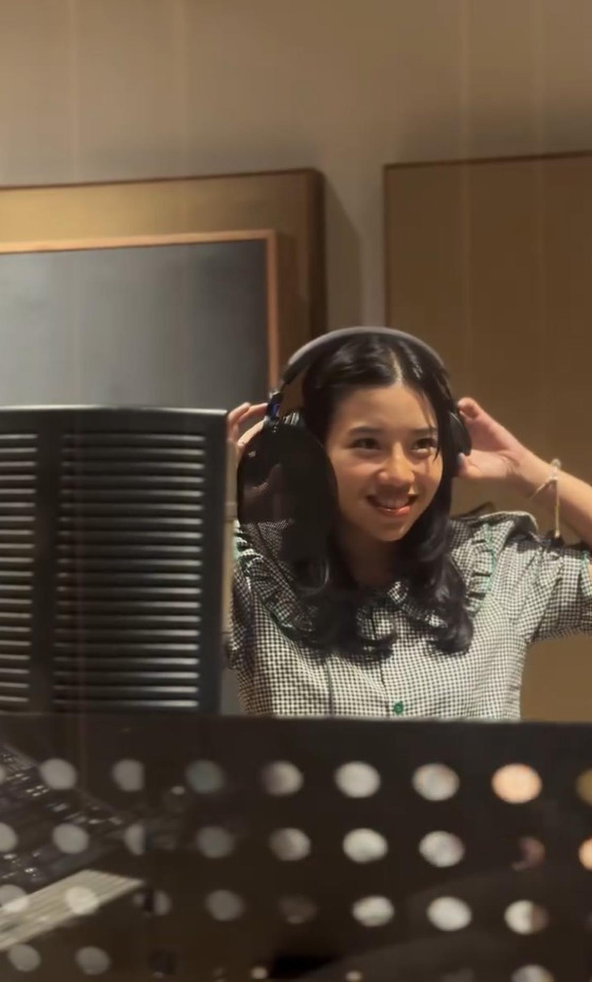 7 Potret Mahalini Bimbing Betrand Peto & Anggis di Studio, Lagu Duet Menggetarkan Hati Siap Rilis