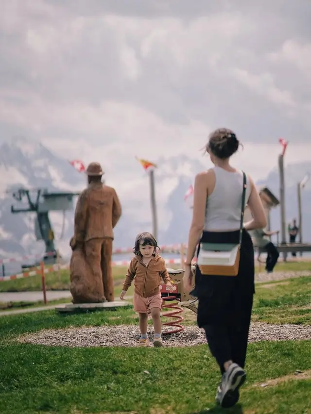 Potret Sabai Morscheck Liburan di Swiss Bareng Anak