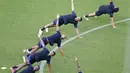 Para pemain Belanda mengikuti sesi latihan di Stadion Ferenc Puskas, Budapest, Hungaria, Sabtu (26/6/2021). Belanda akan menghadapi Republik Ceko pada pertandingan babak 16 besar Euro 2020. (AP Photo/Laszlo Balogh, Pool)