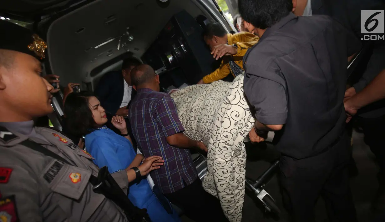 Ketua DPR, Setya Novanto saat tiba di RS Cipto Mangunkusumo, Jakarta (17/11). Usai menerima perawatan di RS Medika Permata Hijau, Setnov dipindahkan RS Cipto Mangunkusumo. (Liputan6.com/Faizal Fanani)