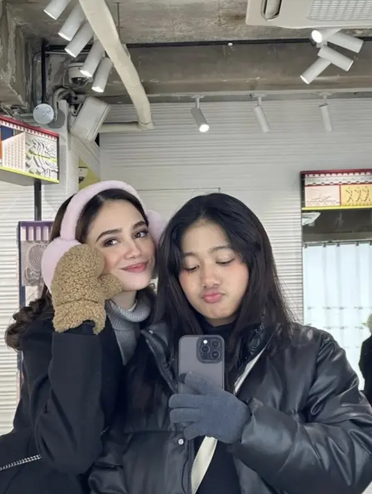 Degan turtle neck dan era cuff pink, Syifa tampak begitu cantik menggemaskan. [Foto: Instagram/ Syifa Hadju]