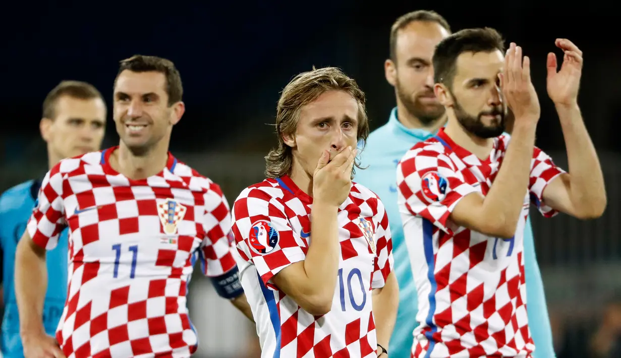 Ekspresi pemain Kroasia usai dikalahkan Portugal 2-1 di babak 16 besar piala Eropa 2016 di  Stade Bollaert, Lens , Prancis, (26/6). (REUTERS / Gonzalo Fuentes)