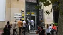 Orang-orang yang mengenakan masker mengantre untuk memasuki kantor pos di Tunis, Tunisia, pada 5 Oktober 2020. Perdana Menteri Tunisia Hichem Mechichi pada 3 Oktober mengumumkan serangkaian langkah untuk membatasi penyebaran cepat COVID-19 di negara tersebut. (Xinhua/Adel Ezzine)
