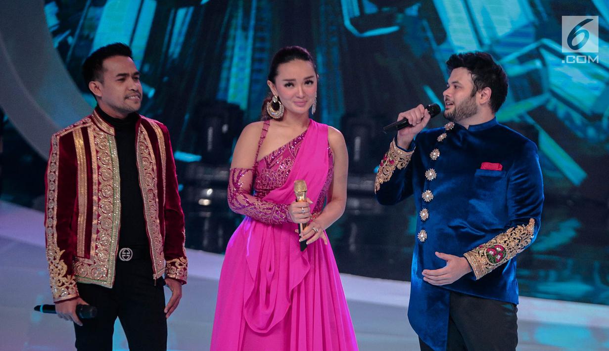 Pedangdut Ridho Rhoma (kanan) bersama Zaskia Gotik (tengah) dan Fildan (kiri) saat tampil dalam Indonesian Dangdut Awards 2018 di Jakarta, Jumat (12/10). Mereka membawakan lagu Koi Mil Gaya dan Tum Hi Ho. (Liputan6.com/Faizal Fanani)