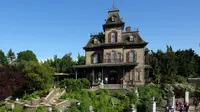 Atraksi rumah hantu bernama Phantom Manor di Disneyland Paris (Foto: disneylandparis.co.uk).