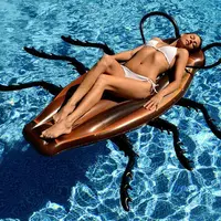 Baru-baru ini Amazon menjual sebuah pelampung unik berbentuk kecoak. Bikin heboh! (Via: boredpanda.com)