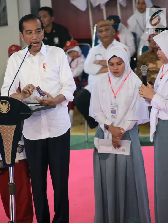 Presiden Joko Widodo atau Jokowi berdialog dengan salah satu siswa penerima Kartu Indonesia Pintar (KIP) di Gorontalo, Jumat (1/3). Jokowi mengingatkan beasiswa tersebut harus digunakan untuk pendidikan. (Liputan6.com/Arfandi Ibrahim)