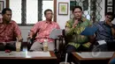 Ketua PBH Peradi Rivai Kusumanegara bersama Direktur PBHI Totok Yulianto (kedua kanan) saat berdiskusi di Jakarta, Jumat (8/5/2015). Diskusi membahas tentang Wajah Baru Praperadilan Pasca Putusan Mahkamah Konstitusi. (Liputan6.com/Faizal Fanani)
