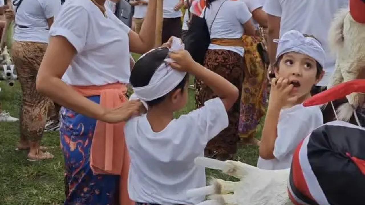Happy Salma berpartisipasi dalam pawai ogoh-ogoh bersama keluarganya dengan gaya simpel.