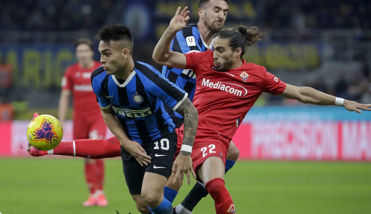 Striker Inter Milan, Lautaro Martinez, berebut bola dengan bek Fiorentina, Martin Caceres, pada laga Coppa Italia di Stadion San Siro, Rabu (29/1/2020). Inter Milan menang 2-1 atas Fiorentina. (AP/Luca Bruno)