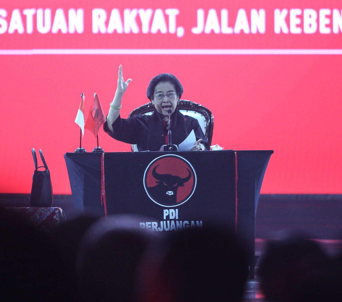 Ketua Umum Partai Demokrasi Indonesia Perjuangan (PDIP) Megawati Soekarnoputri menyampaikan pidato politik&nbsp;dalam pembukaan Rakernas V PDIP di di Ancol, Jakarta, Jumat (24/5/2024). Dalam momen tersebut, Megawati terlihat emosional. Dia tampak menangis