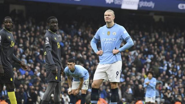 Reaksi Erling Haaland setelah gagal mencetak gol dari titik penalti dalam laga Premier League antara Manchester City dan Everton di Stadion Etihad, Kamis, (26/12/2024). (c) AP Photo/Rui Vieira