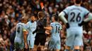 Wasit Felix Brych, memberikan kartu merah kepada pemain Manchester City, Gael Clichyi, saat pertandingan antara Manchester City melawan Barcelona pada laga liga Champion di Stadion Etihad, (24/02/2015). (EPA/Peter Powell)