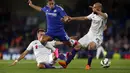 Gelandang Chelsea, Eden Hazard (tengah) berusaha melewati dua pemain Fiorentina pada laga International Champions Cup di Stadion Stamford Bridge, Inggris, Kamis (6/8/2015).  Chelsea dipermalukan Fiorentina dengan skor 0-1. (Reuters/Peter Cziborra)