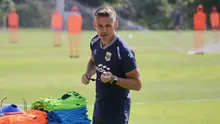 Pelatih Timnas Indonesia, John Herdman, saat melakukan persiapan sebelum sesi latihan di Bali United Training Center, Kamis pagi (23-7-2026). (Bola.com/Alit Binawan)