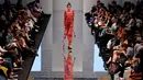 Model berjalan di atas catwalk membawakan busana kreasi Fiziwoo selama Festival Fashion Week di Kuala Lumpur, Malaysia, (18/8). (AP Photo / Daniel Chan)