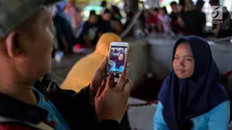 Seorang anak difoto saat mengunjungi Monumen Pancasila Sakti, Lubang Buaya, Jakarta, Minggu (1/10). Mereka mengajak keluarga atau rombongan sekolah untuk mengadakan napak tilas ke monumen Kesaktian Pancasila. (Liputan6.com/Faizal Fanani)