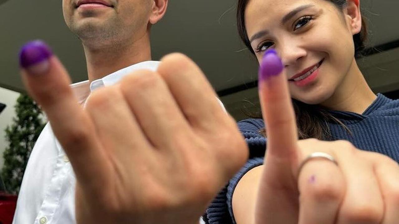 Raffi Ahmad dan Nagita Slavina, salah satu pasangan artis menggunakan hak suaranya. Keduanya berpose menunjukkan jari bertinta pertanda usai menyoblos.&nbsp;