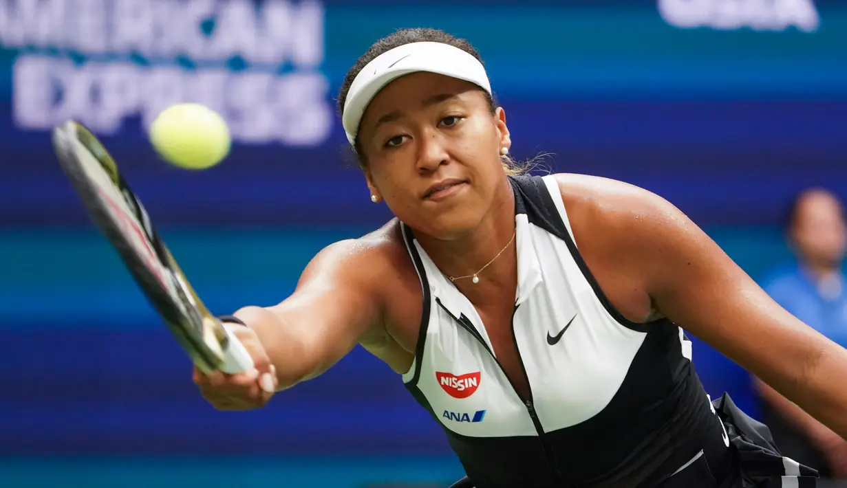 Petenis Jepang, Naomi Osaka mengembalikan bola ke arah petenis Swiss, Belinda Bencic pada babak keempat turnamen AS Terbuka 2019 di Arthur Ashe Stadium, Senin (2/9/2019). Naomi Osaka tumbang dua set langsung, 5-7 dan 4-6, dalam tempo 87 menit. (Kena Betancur/AFP)