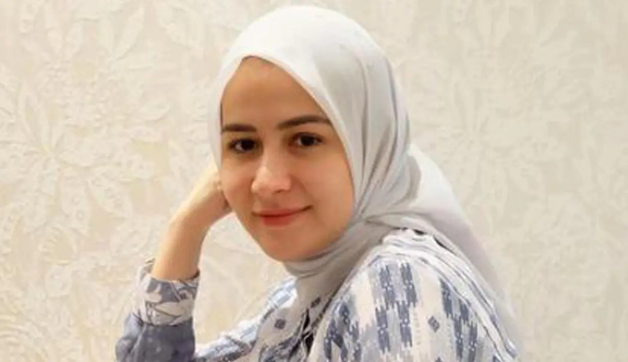 <p>Aktris FTV Rina Diana menjadi sorotan setelah mengubah penampilannya dengan balutan hijab. Tahun 2011, Rina Diana memutuskan memeluk agama Islam. Dan setelah kurang lebih 11 tahun menjadi seorang mualaf, Rina akhirnya memutuskan mantap berhijab. (Instagram/ rinadiana_8)</p>