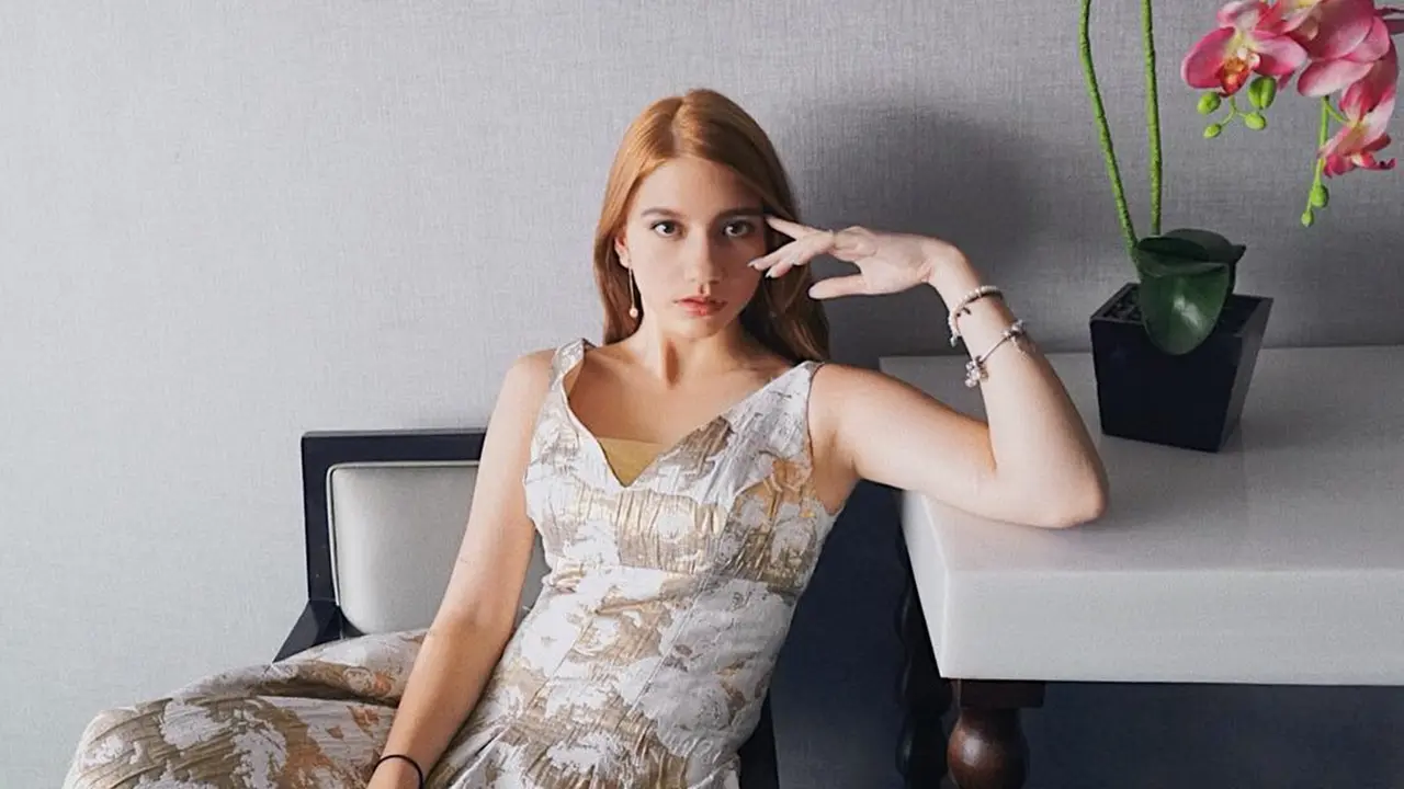 Inspirasi Dress untuk Traveling ala Cassandra Lee