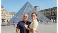Irwan Mussry dan Maia Estianty pose di depan Museum Louvre, Prancis. (dok. Instagram @maiaestiantyreal/https://www.instagram.com/p/BzPgf27HZBo/Putu Elmira)