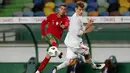 Penyerang Portugal, Cristiano Ronaldo menembak bola saat bertanding melawan Portugal pada pertandingan persahabatan di stadion Jose Alvalade di Lisbon, Rabu (7/10/2020). Spanyol bermain imbang 0-0 atas Portugal. (AP Photo/Armando Franca)