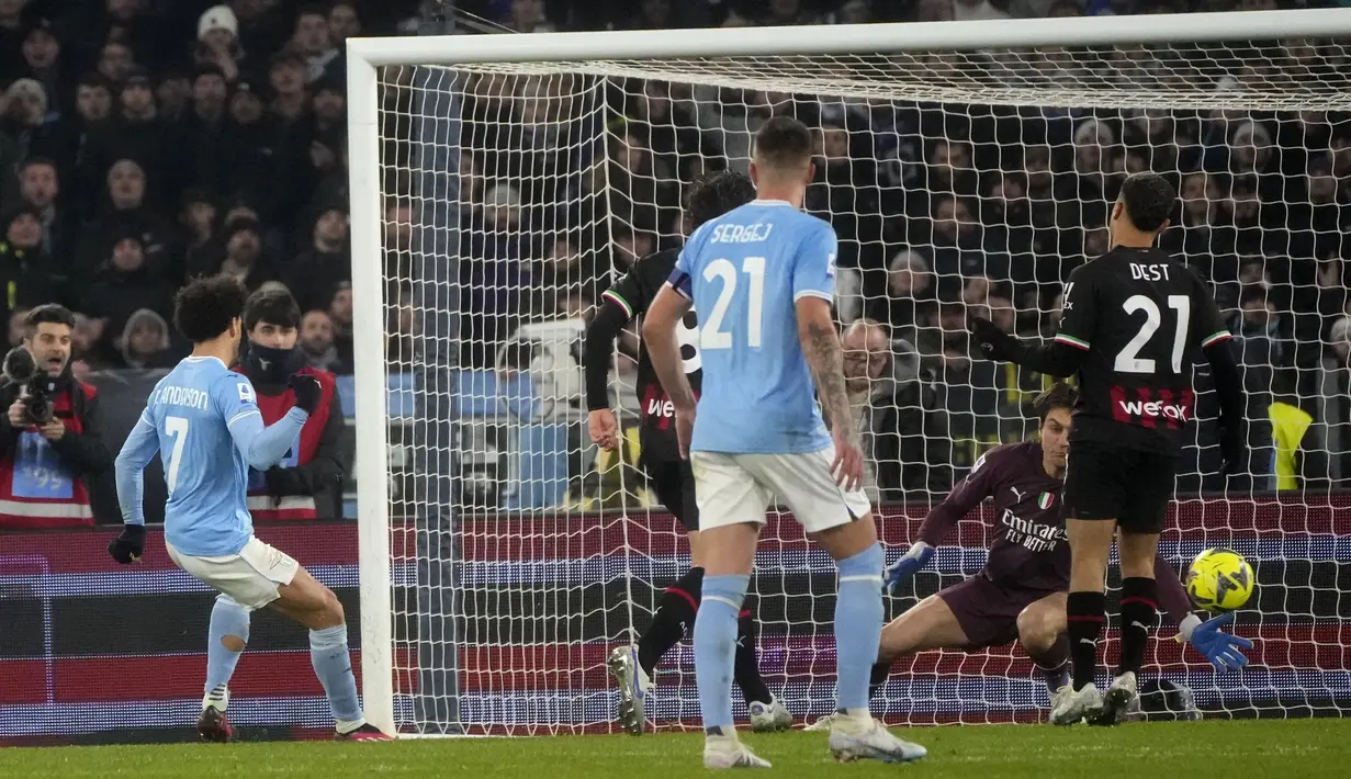 <p>Felipe Anderson dari Lazio (kiri) mencetak gol keempat timnya ke gawang AC Milan selama pertandingan lanjutan Liga Serie A Italia di Stadion Olimpiade di Roma, Rabu (25/1/2023). Kemenangan ini membuat Lazio naik ke peringkat tiga klasemen dengan 37 poin. (AP Photo/Gregorio Borgia)</p>