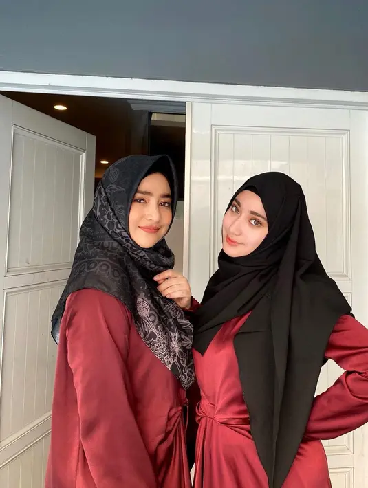 Paras cantik juara tiga GADIS Sampul 1992 itu menurun ke putrinya Chacha. Selain itu, anak pertama Cindy dan Tengku Firmansyah juga mengenakan hijab sejak remaja.  Ibu dan anak itu juga kerap tampil kompak. [Instagram/cindyfatikasari18/osnapitzcha]