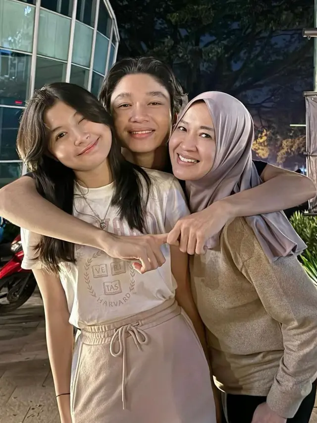Potret Okie Agustina dan Kedua Anaknya (Instagram/@okieagustina_)
