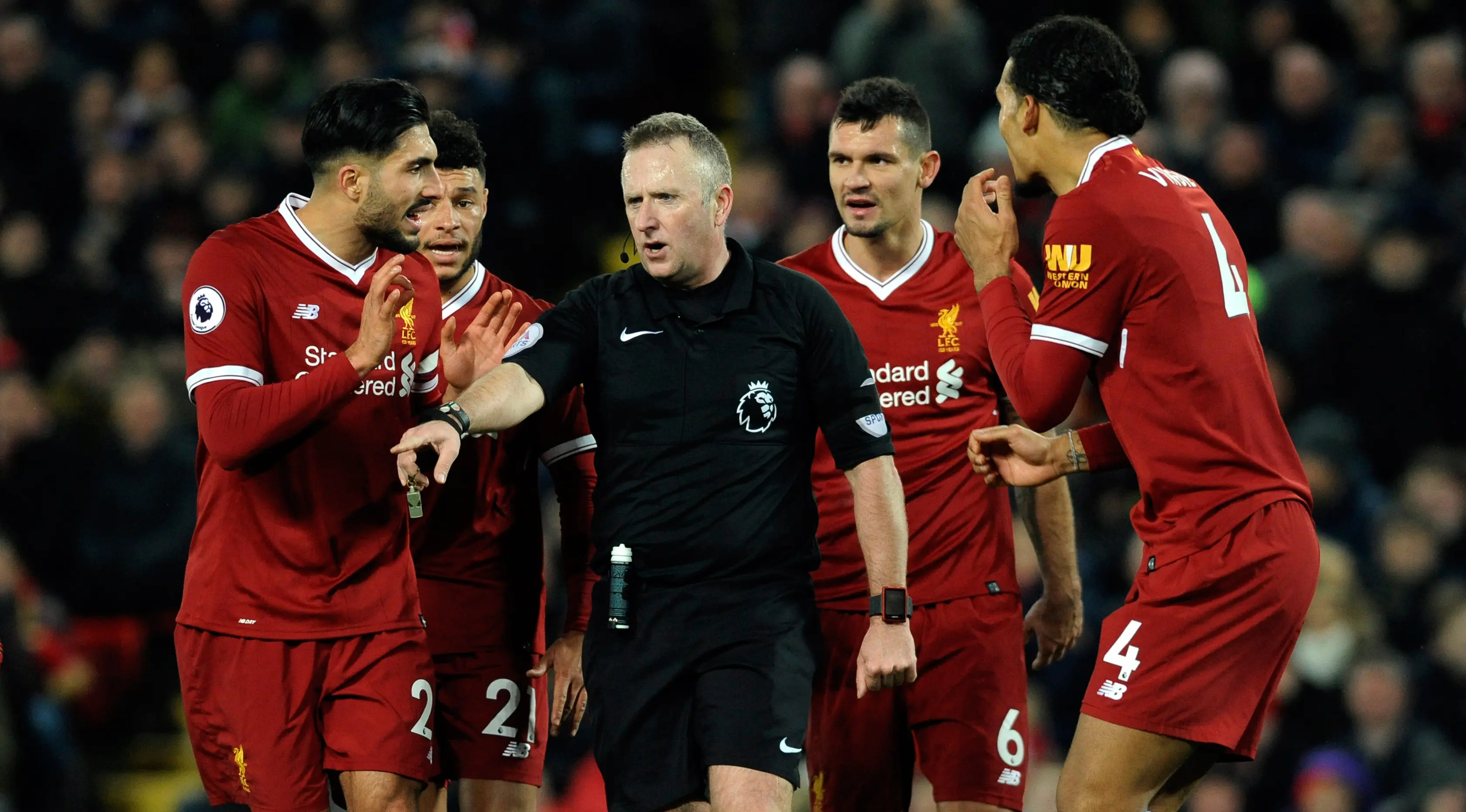 Pemain Liverpool melakukan protes saat dapat hukuman kedua dari wasit Johnathan Moss saat melawan Tottenham Hotspur dalam pertandingan Liga Inggris di Anfield, Liverpool (4/2). (AP Photo/Rui Vieira)